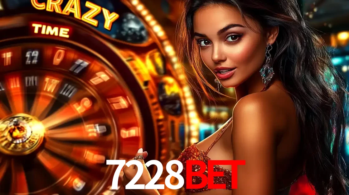 Mulher ao lado da roda de prêmios do jogo de cassino ao vivo Crazy Time, um dos shows de jogos mais emocionantes oferecidos pela plataforma de apostas 7228bet.