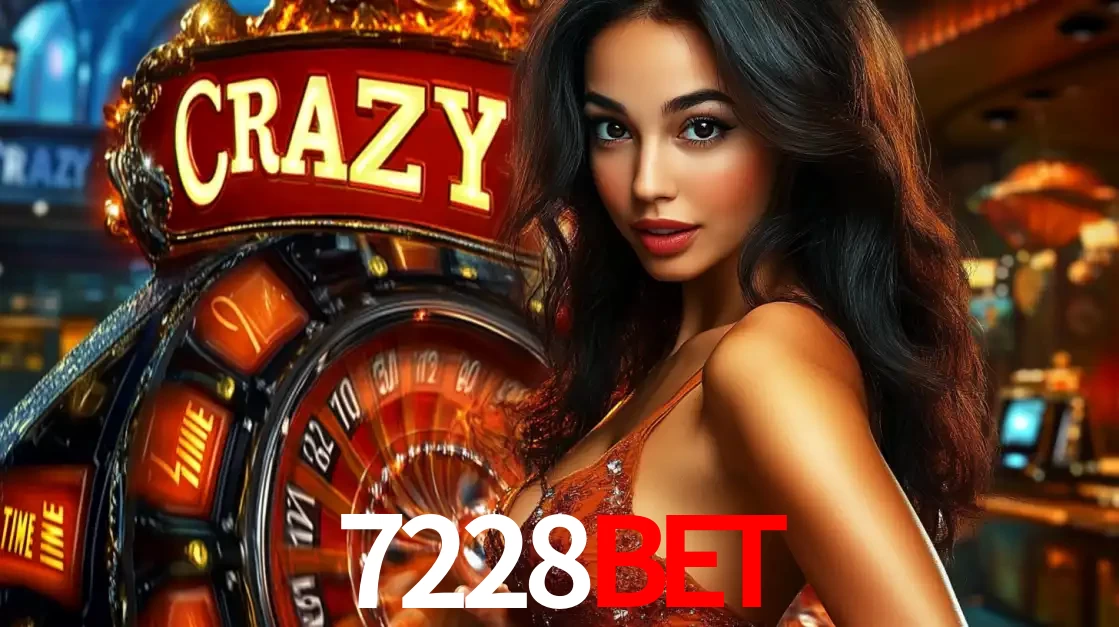 Mulher glamourosa olhando para a câmera com a roda vermelha do Crazy Time ao fundo em um ambiente de cassino, destacando a emoção dos jogos ao vivo no 7228bet.