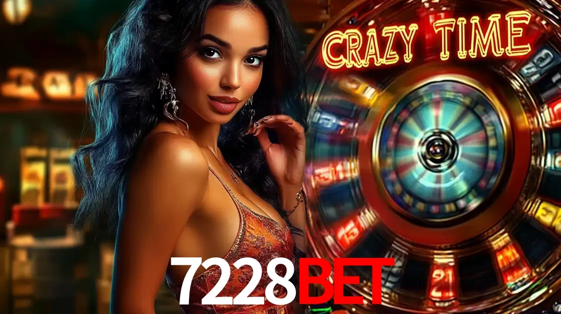 Mulher elegante ao lado da vibrante roda da fortuna do jogo de cassino ao vivo Crazy Time, um dos game shows mais populares e cheios de prêmios do 7228bet.